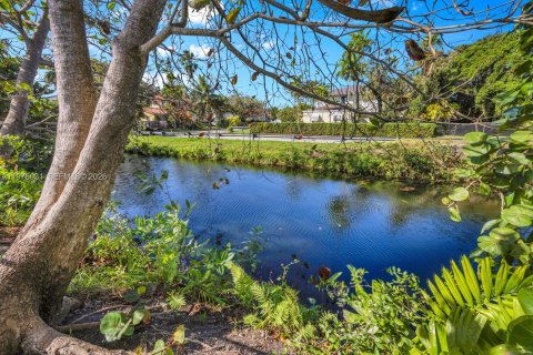 House in Miami, Florida 3 bedrooms, 152.55 sq.m. № 2040468 - photo 18