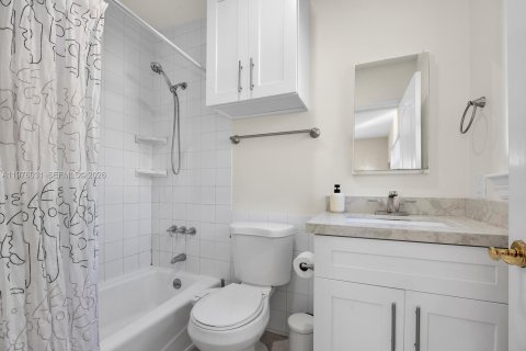 House in Miami, Florida 3 bedrooms, 152.55 sq.m. № 2040468 - photo 10