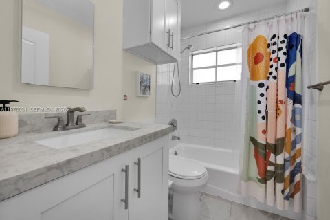 House in Miami, Florida 3 bedrooms, 152.55 sq.m. № 2040468 - photo 13