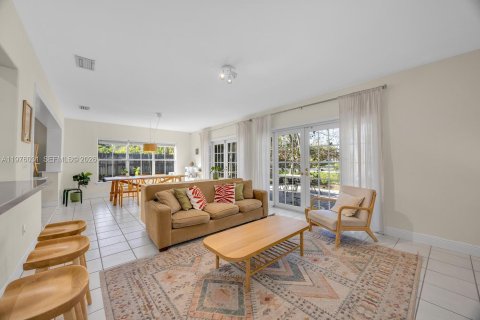 House in Miami, Florida 3 bedrooms, 152.55 sq.m. № 2040468 - photo 6