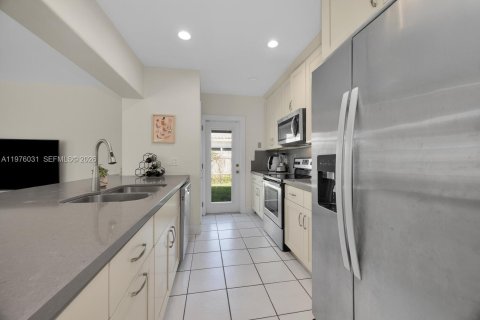 House in Miami, Florida 3 bedrooms, 152.55 sq.m. № 2040468 - photo 7