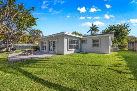 House in Miami, Florida 3 bedrooms, 152.55 sq.m. № 2040468 - photo 14