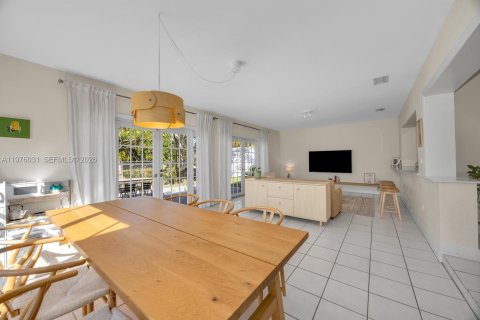 House in Miami, Florida 3 bedrooms, 152.55 sq.m. № 2040468 - photo 5