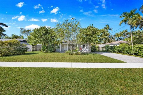 House in Miami, Florida 3 bedrooms, 152.55 sq.m. № 2040468