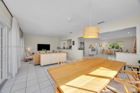 House in Miami, Florida 3 bedrooms, 152.55 sq.m. № 2040468 - photo 24