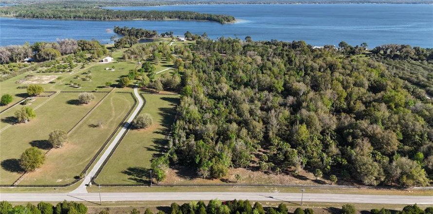 Villa ou maison à Weirsdale, Floride 2 chambres, 135.45 m2 № 1550793