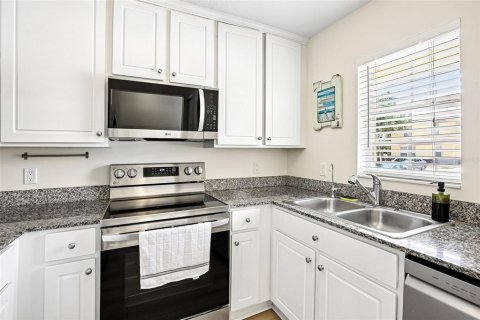 Townhouse in Saint Petersburg, Florida 2 bedrooms, 142.88 sq.m. № 2157215 - photo 10