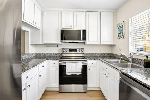 Townhouse in Saint Petersburg, Florida 2 bedrooms, 142.88 sq.m. № 2157215 - photo 9