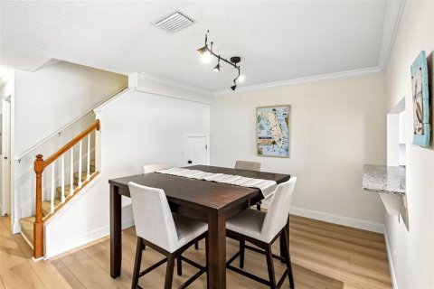 Townhouse in Saint Petersburg, Florida 2 bedrooms, 142.88 sq.m. № 2157215 - photo 5