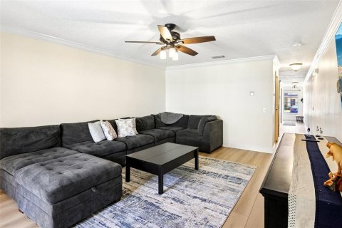Townhouse in Saint Petersburg, Florida 2 bedrooms, 142.88 sq.m. № 2157215 - photo 3