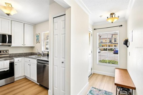 Townhouse in Saint Petersburg, Florida 2 bedrooms, 142.88 sq.m. № 2157215 - photo 8
