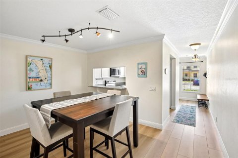 Townhouse in Saint Petersburg, Florida 2 bedrooms, 142.88 sq.m. № 2157215 - photo 6