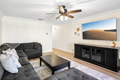 Townhouse in Saint Petersburg, Florida 2 bedrooms, 142.88 sq.m. № 2157215 - photo 4