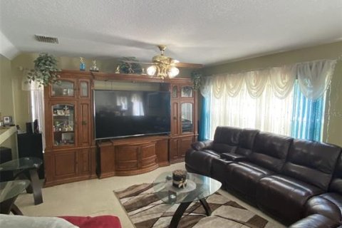 House in Wesley Chapel, Florida 4 bedrooms, 220.64 sq.m. № 1876062 - photo 9