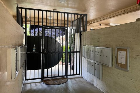 Condo in North Miami, Florida, 1 bedroom  № 2071439 - photo 3