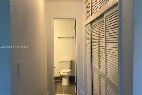 Condo in North Miami, Florida, 1 bedroom  № 2071439 - photo 14
