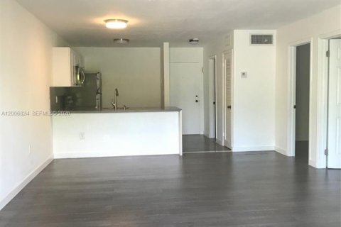 Condo in North Miami, Florida, 1 bedroom  № 2071439 - photo 9