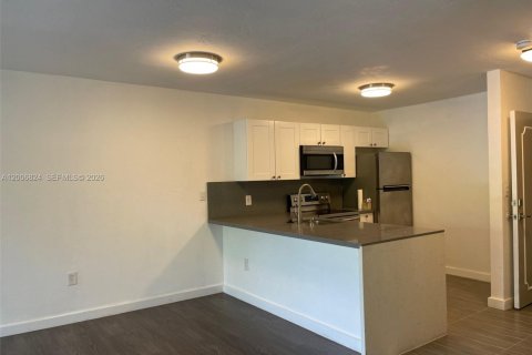 Condo in North Miami, Florida, 1 bedroom  № 2071439 - photo 12