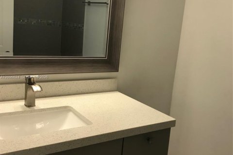 Condo in North Miami, Florida, 1 bedroom  № 2071439 - photo 17