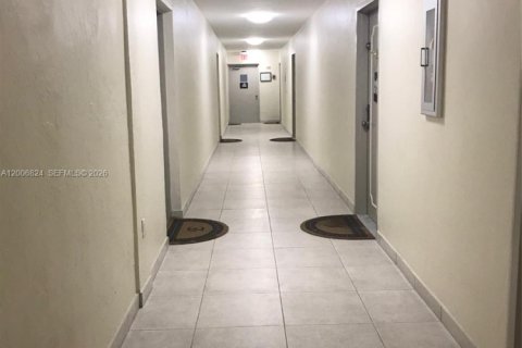 Condo in North Miami, Florida, 1 bedroom  № 2071439 - photo 8