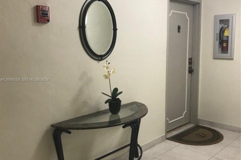Condo in North Miami, Florida, 1 bedroom  № 2071439 - photo 7