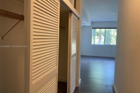 Condo in North Miami, Florida, 1 bedroom  № 2071439 - photo 15