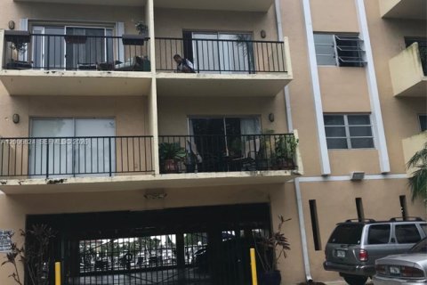 Condo in North Miami, Florida, 1 bedroom  № 2071439 - photo 23