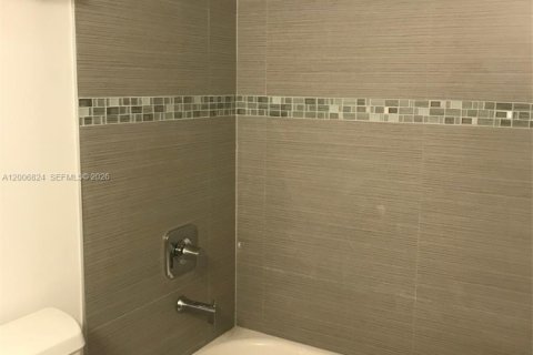 Condo in North Miami, Florida, 1 bedroom  № 2071439 - photo 18