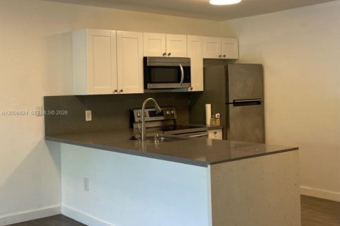 Condo in North Miami, Florida, 1 bedroom  № 2071439 - photo 13