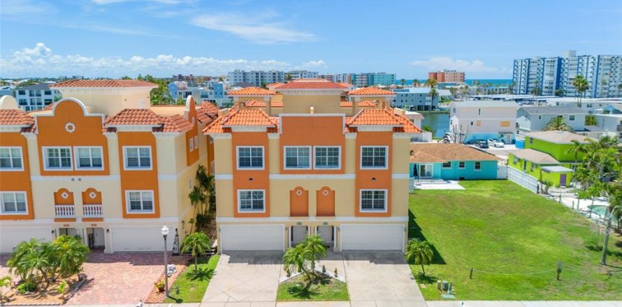 Appartement à Redington Shores, Floride 3 chambres, 236.34 m2 № 1815896