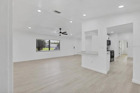 House in Port Charlotte, Florida 3 bedrooms, 163.6 sq.m. № 1841534 - photo 14