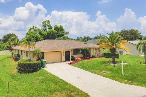 House in Port Charlotte, Florida 3 bedrooms, 163.6 sq.m. № 1841534 - photo 1