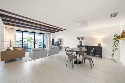 Condominio en venta en Sunny Isles Beach, Florida, 3 dormitorios, 220.18 m2 № 1984494 - foto 9