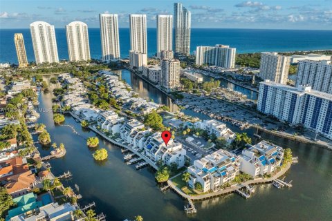 Condominio en venta en Sunny Isles Beach, Florida, 3 dormitorios, 220.18 m2 № 1984494 - foto 2