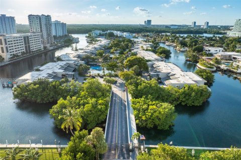 Condominio en Sunny Isles Beach, Florida, 3 dormitorios  № 1984494