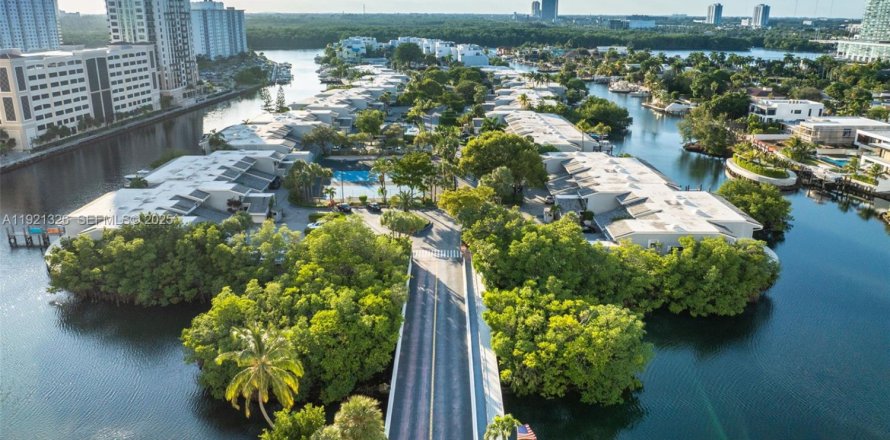 Condominio en Sunny Isles Beach, Florida, 3 dormitorios № 1984494