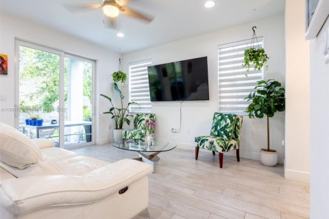 House in Tamarac, Florida 4 bedrooms, 192.03 sq.m. № 1807114 - photo 13