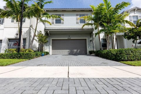 House in Tamarac, Florida 4 bedrooms, 192.03 sq.m. № 1807114 - photo 1