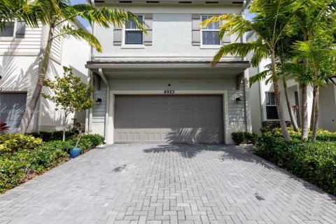 House in Tamarac, Florida 4 bedrooms, 192.03 sq.m. № 1807114 - photo 3