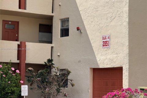 Condo in Sunrise, Florida, 1 bedroom  № 1762585 - photo 2