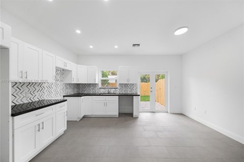 Townhouse in Miami, Florida 3 bedrooms, 133.04 sq.m. № 2027369 - photo 10