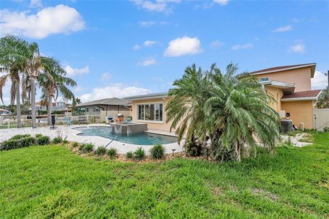 House in Clearwater, Florida 3 bedrooms, 290.23 sq.m. № 1899402 - photo 11