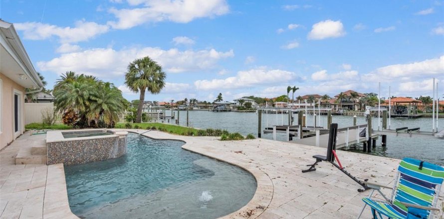 Casa en Clearwater, Florida 3 dormitorios, 290.23 m2 № 1899402