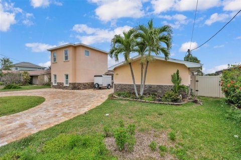 House in Clearwater, Florida 3 bedrooms, 290.23 sq.m. № 1899402 - photo 8