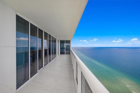 Copropriété à louer à Hallandale Beach, Floride: 3 chambres, 191.84 m2 № 1935225 - photo 2