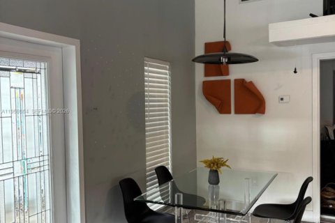 Casa en alquiler en Miami, Florida, 2 dormitorios, 102.19 m2 № 2020650 - foto 2