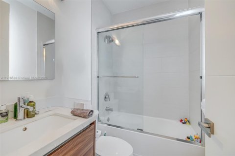 Condo in Coral Gables, Florida, 3 bedrooms  № 2060100 - photo 16