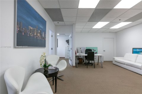 Купить коммерческую недвижимость в Майами, Флорида № 2033890 - фото 12