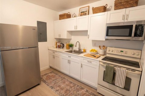 House in Miami, Florida 2 bedrooms, 141.77 sq.m. № 2026145 - photo 2