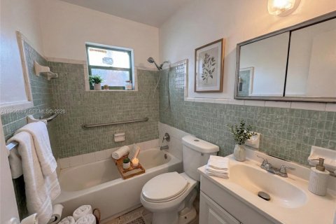 House in Miami, Florida 2 bedrooms, 141.77 sq.m. № 2026145 - photo 4